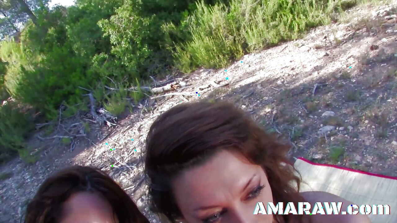 Brunetki Shannaya Tweeks i Angelina Terry maseczki w lesie