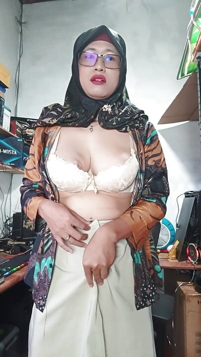 Store Bryster Hijab TS onanerer, indtil hun kommer