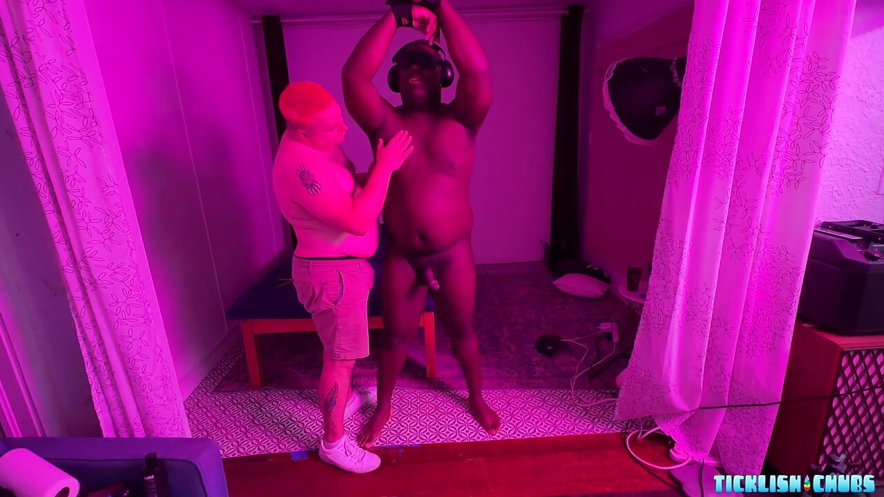TicklishChubs Ο Aaron Στέκεται Στερημένος Αισθήσεων Ενώ Ο Matt Τον Γαργαλάει Και Τον Φέρνει Στα Άκρα