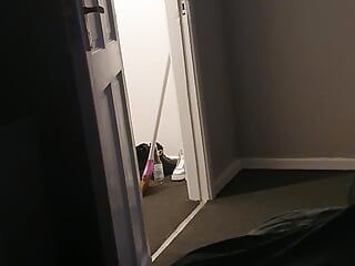 Puszczalska pokojówka złapana bez majtek pod spódnicą sprzątanie pokoju pasierba