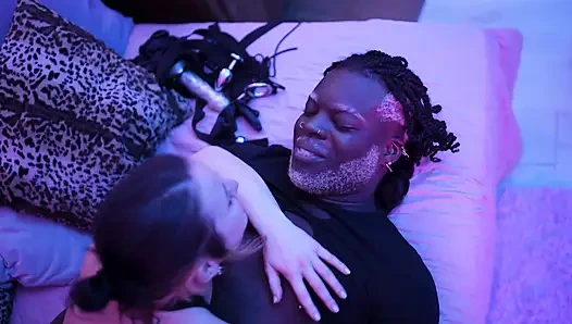 İlk kez takma yarakla sikişiyor - pis Gami sikişiyor bekaretini kaybediyor