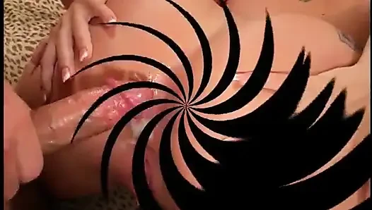 Eine heiße blondine in einem rosa tanga wird in den arsch gefickt