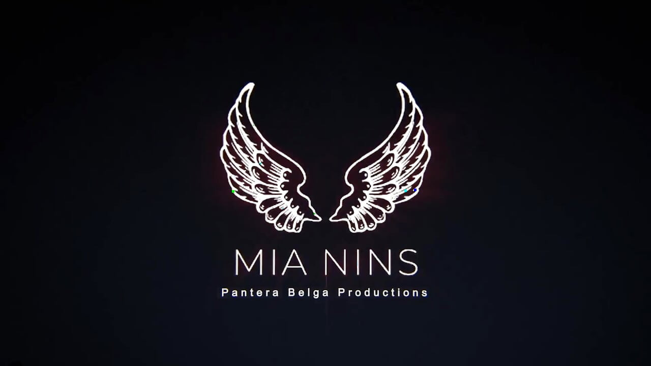 Mia Nins tek başına doruğa ulaşıyor, derin boğaz sıçramaları