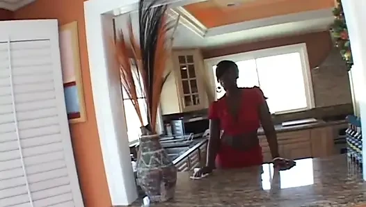 Cewek kulit hitam dengan pantat montok dientot habis-habisan sama kontol besar pria kulit hitam