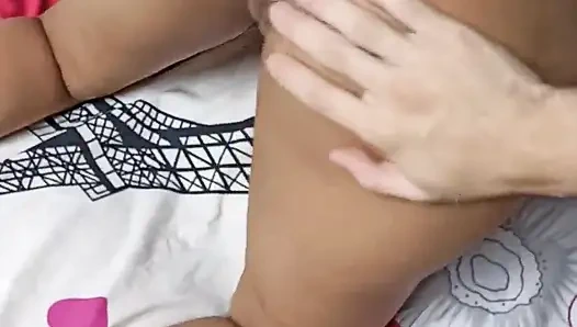 Когда я с моей сводной сестрой, мне нравится трахать ее из-за этой большой задницы, она из Нью-Йорка