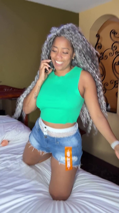 アマヤ・ブルーが彼女のきつい秘部を犯す