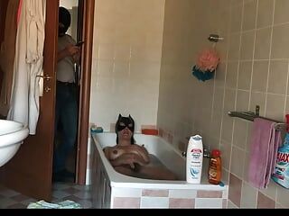 イタリアの女の子は浴槽で自慰行為をし、彼女の夫は彼の携帯電話で自分自身を撮影します