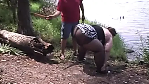 Angie Kimber giyinmiş göl tarafından şaplaklanıyor