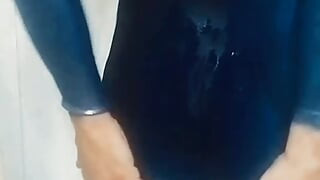 Cdmichelle穿着性感的blue Leotard在淋浴间