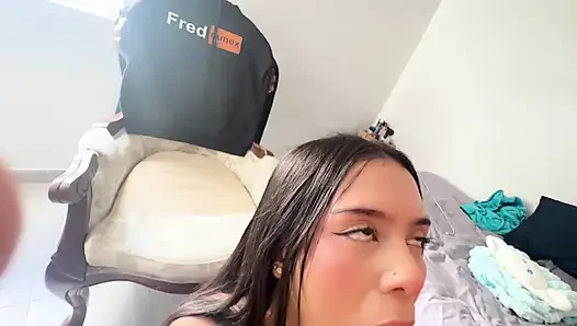 Schönes Mädchen mit perfektem Körper und enger Muschi gibt ihren Hintern dem besten Freund ihres Mannes, während der Cuckold arbeitet