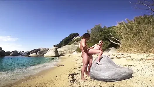 Cewek semok kulit hitam 3d dientot sama kontol raksasa di pantai
