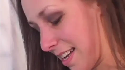 Aksi hot lesbian cewek binal perancis rambut pirang yang lagi asik kencing