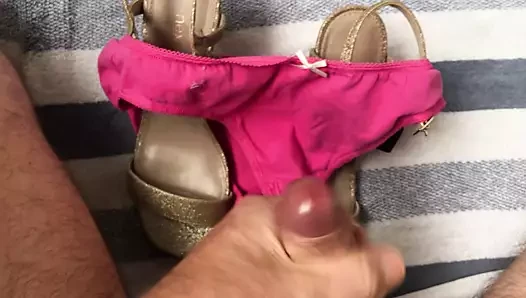 karısının külot üzerinde daha fazla boşalmak