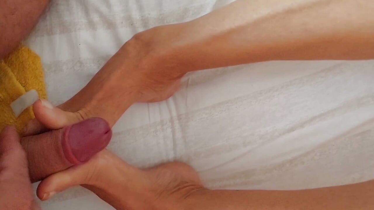 Amateurblonde vrouw houdt van voetfetisj en poes-creampie