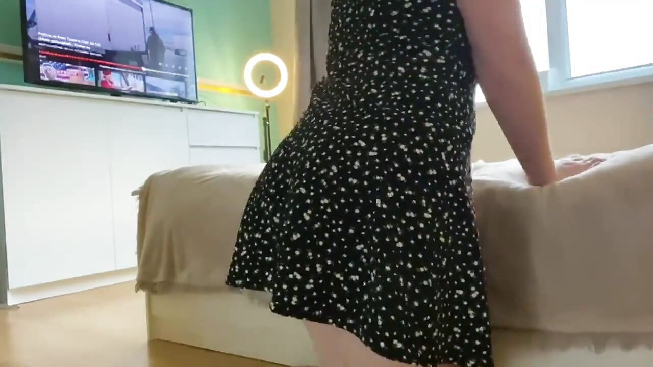 Pokazuje pičku veoma izbliza, drka je i menja uglove za tebe