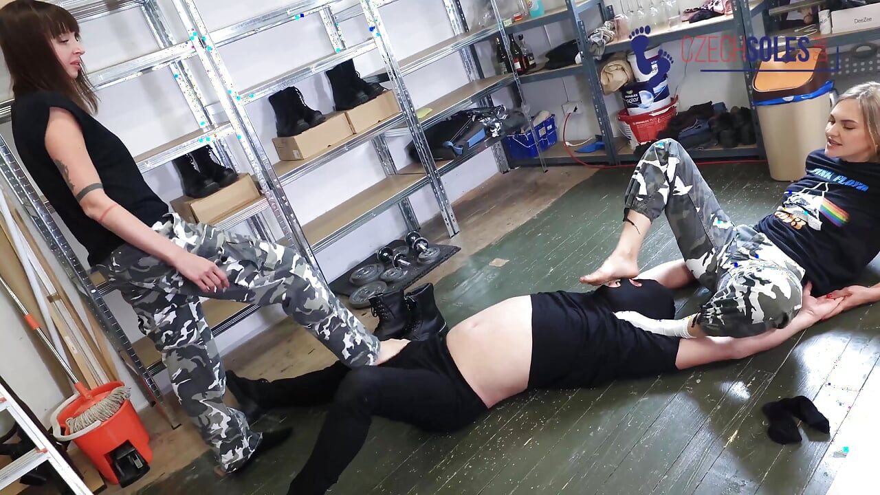 Chicas militares disfrutan humillando a su esclavo de calck