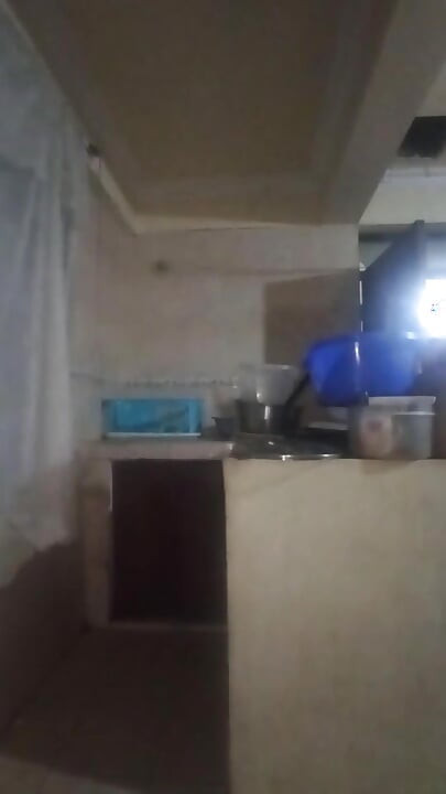 Șeful vine în bucătărie să mă fută, pula lui mă excită