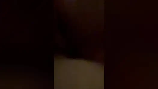 Шлюховатую милфу жестко трахают