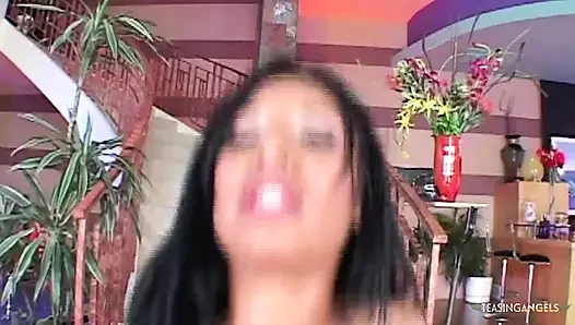 Jasmine'in büyük Kafkas penisinde ustaca oral seks yaparken ona olan arzusu yoğunlaştı