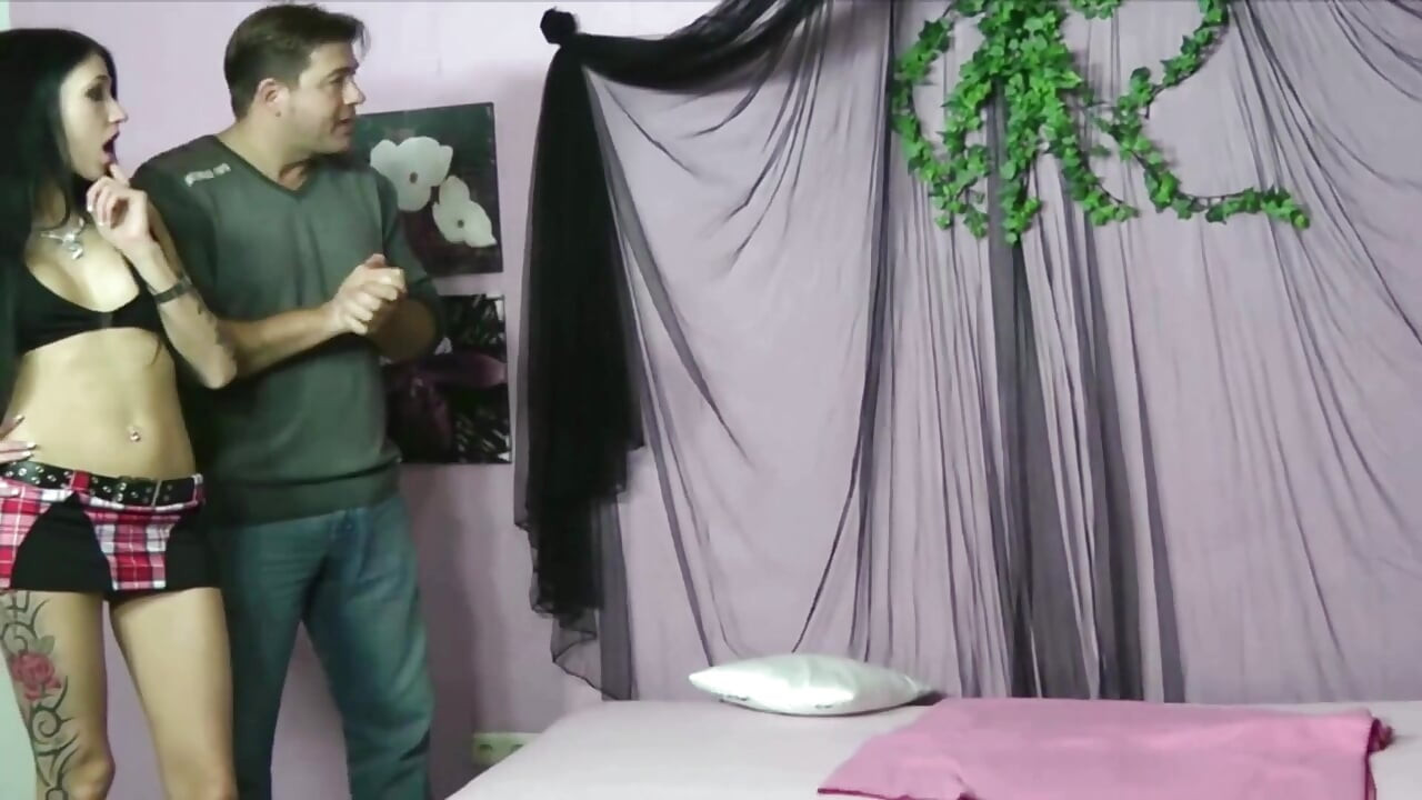 Μικροκαμωμένη Γαλλίδα χτύπησε στις τρύπες της και πήρε φορτίο στα μεγάλα βυζιά της