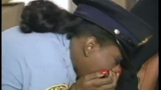 Чернокожая смотрит полицейским щелчком клитора