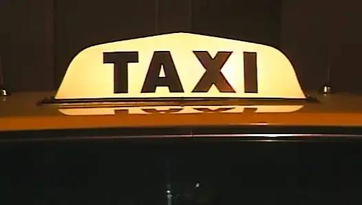 Wilde Taxifahrt: Heiße Blonde im Auto