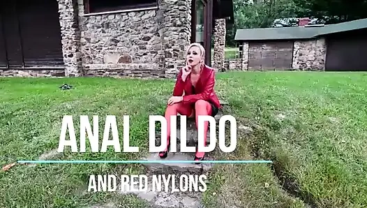 Outdoor-analfick mit einem großen gummidildo - Mittlere Auflösung