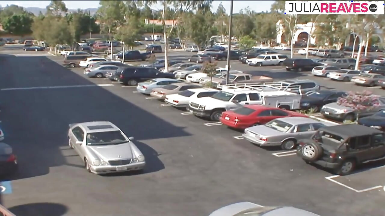 Chica sexy disfruta mientras una polla negra larga se desliza en su coño perforado