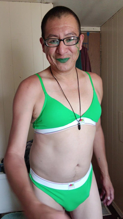 Me in my Green Outfit playing with my jiggle booty. Should I try CEI, lmk?!?!? This sissy Princess is waiting for you to give