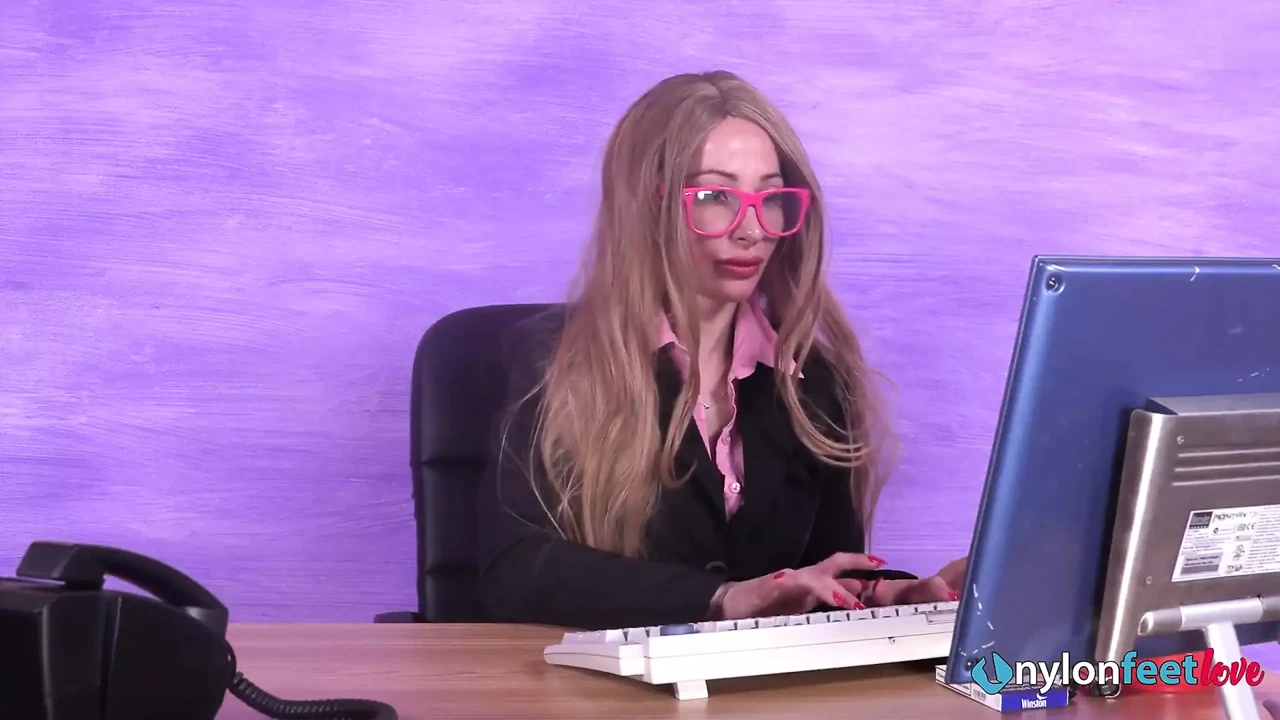 Sexy Boss Ania Finds Out That You’ve Got a Thing for Feet