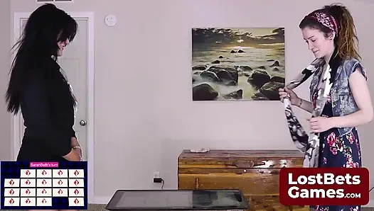 Запертый стриптиз Stefanie и экс-дальнобойщик SarahBeth вигреи