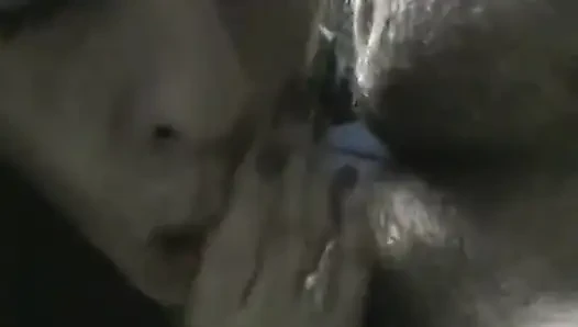 Reife schlampe bläst schwanz auf dem parkplatz