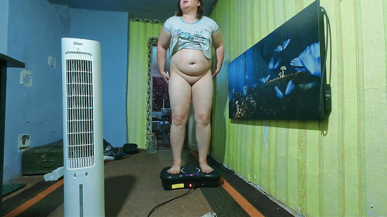Nena De Grandes Tetas De Cuerpo Completo En Escala Y Plataforma Vibrante Inserta Plug Anal