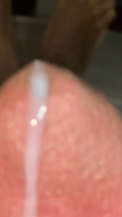 Mi marido jugando con su pija marrón y terminando con un cumshot en cámara lenta. Leche blanca y cremosa chorreando. Ñam ñam | Clip 1