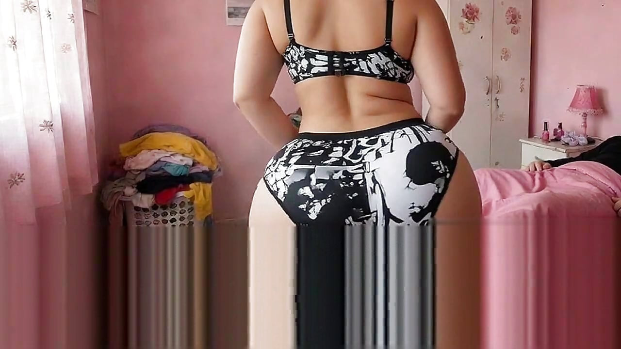 Petite rabuda madrasta provocando no quarto