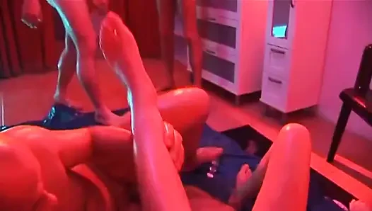 Sıska hatun ıslak grup yumruk sokma çılgınlığında genişliyor