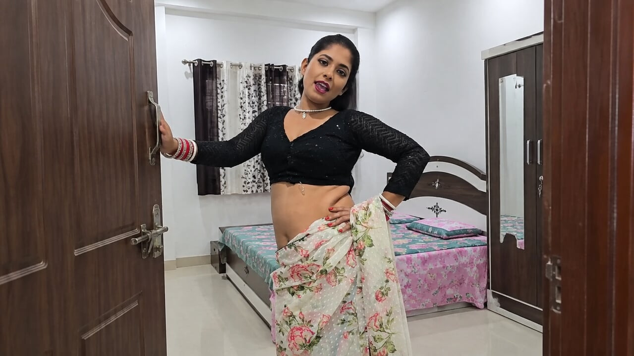 new married desi bhabhi ne khud se chut ka pani nikala