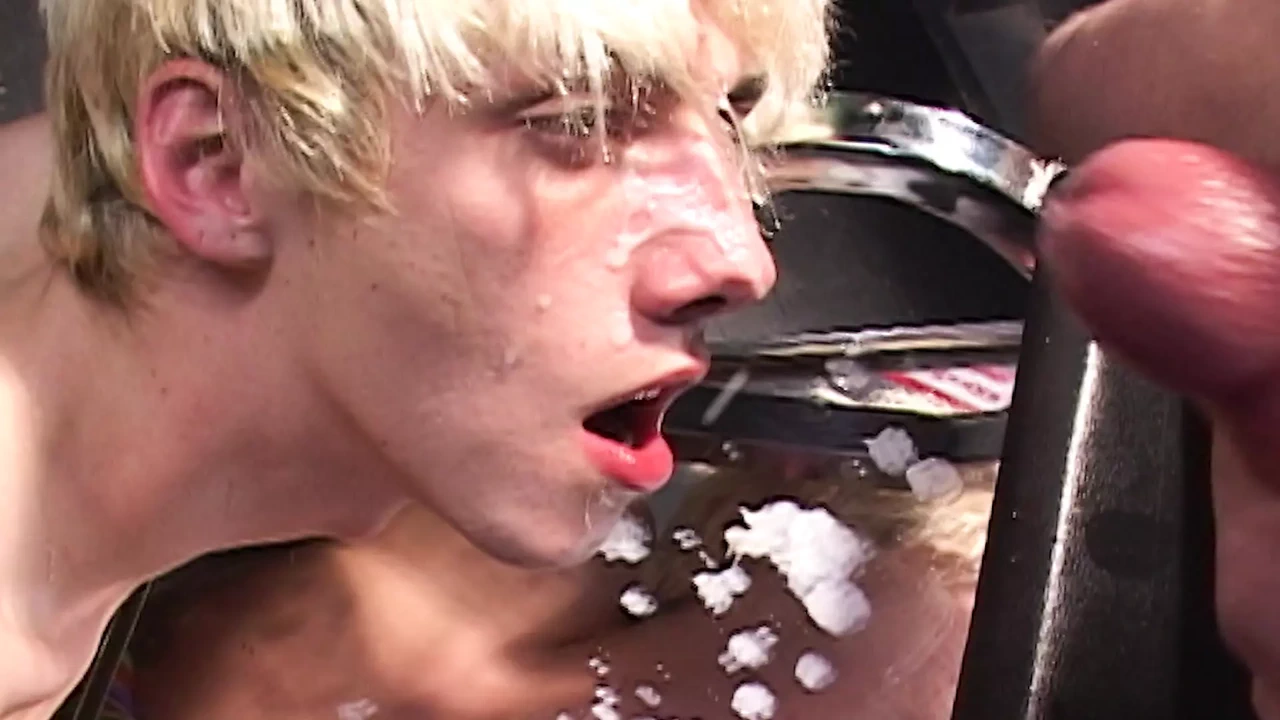 Twink 在狂野的无限性爱群交中失控