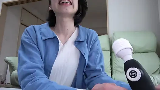 A121B09 berkunjung ke rumah istri! Dengan vibratorku sendiri, aku berteriak, "Tidak! Tidak!" Istri langsing mewarnai kulit putihnya yang telanjang merah dan mulai merasakan kesenangan!