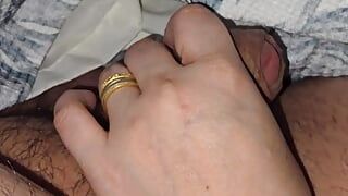 Une belle-mère soulève la bite de son beau-fils du lit et la fait bander