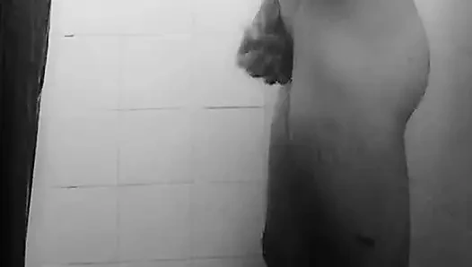 Güzel genç kız duş alıyor
