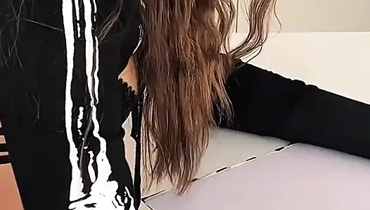 ГОРЯЧАЯ тинка 18+ брюнетка делает хардкорный грязный минет до тех пор, пока мой хуй не может больше принимать в видео от первого лица