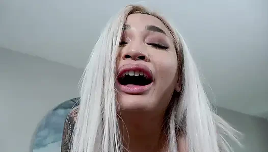 Avery Black Keiran Lee'nin büyük yarağını ağzına alıyor ve yüzüne büyük boşalma