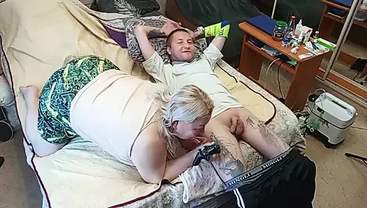 Permainan konsol berakhir dengan blowjob dari ibu tiri dengan menelan sperma