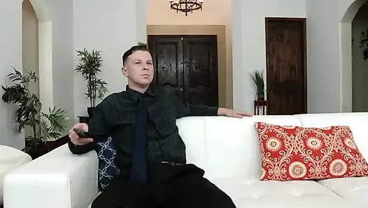 Büyük memeli kız erkek arkadaşının önünde adamla sikişiyor