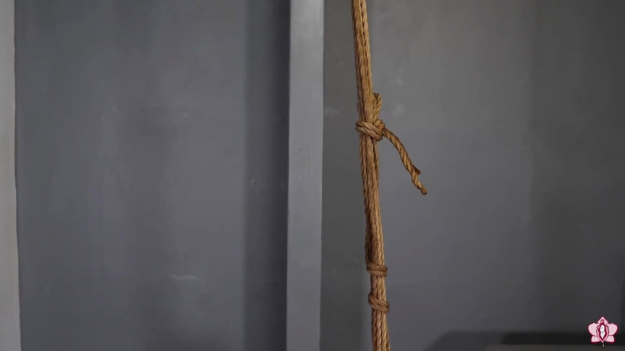 Bir bacaklı, kalçasına bağlı değnek alaycı gömlek üzerinde çıplak mila'dan orgazm oluyor! (1080p)
