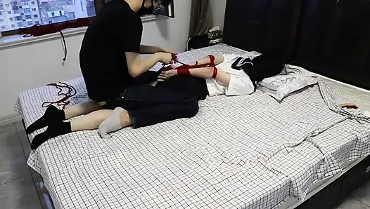 Siyah ayak bileği çorapları ve çıplak ayaklar beyaz ayak bileği çoraplarının yanı sıra tıkaçlar ve ip bağlamaları.