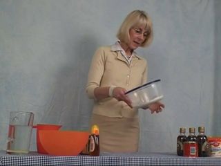 Hazel bereitet ein sehr sexy kleines Küchenrezept vor