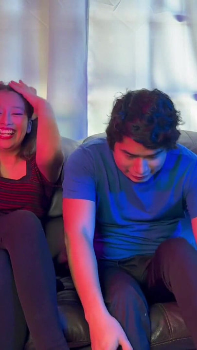 UN COUPLE D’AMIS RÉALISENT LEUR FANTASME DE FAIRE UN TRIO | Clip 1