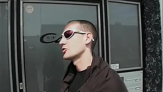 Geile MILF fickt zwei typen auf dem parkplatz